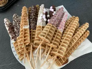 Bord vol wafels op stokje, klaar om te serveren